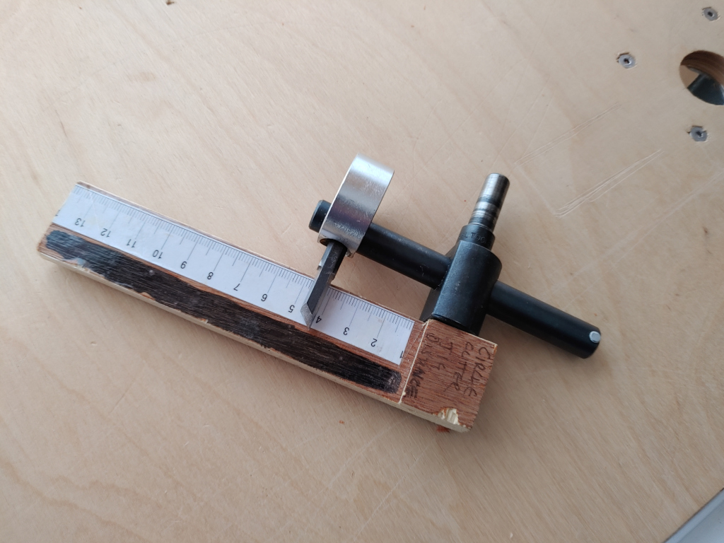 02_circle_cutter_jig_use.jpg