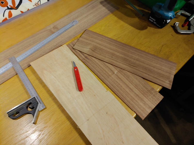 02_cutting_walnut.jpg