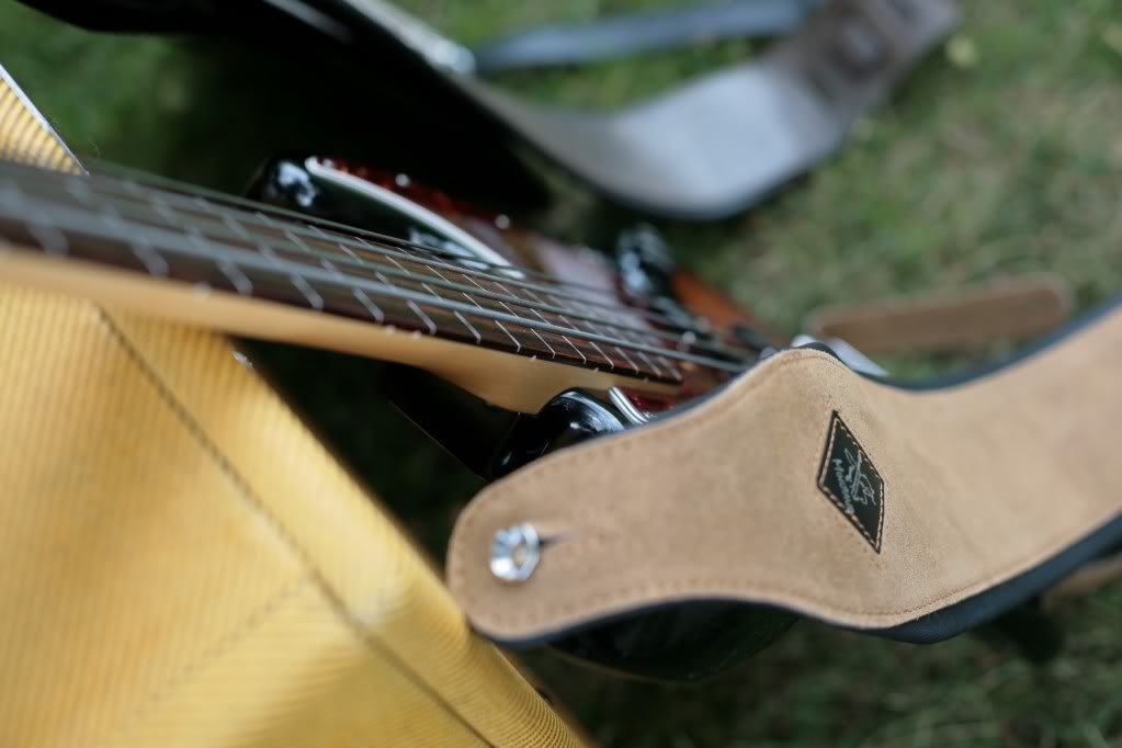 100813_Fender_JB_Fretless_02.jpg