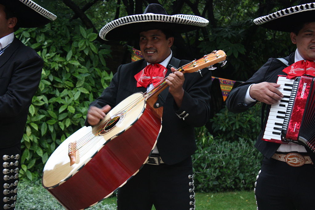 1024px-Guitarron.jpg