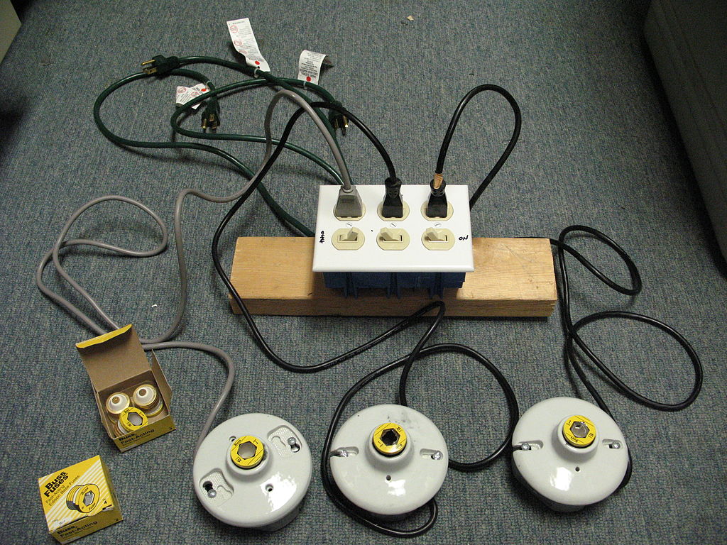 1024px-Hazardous_Homemade_Pyrotechnic_Flash_Pot.jpg