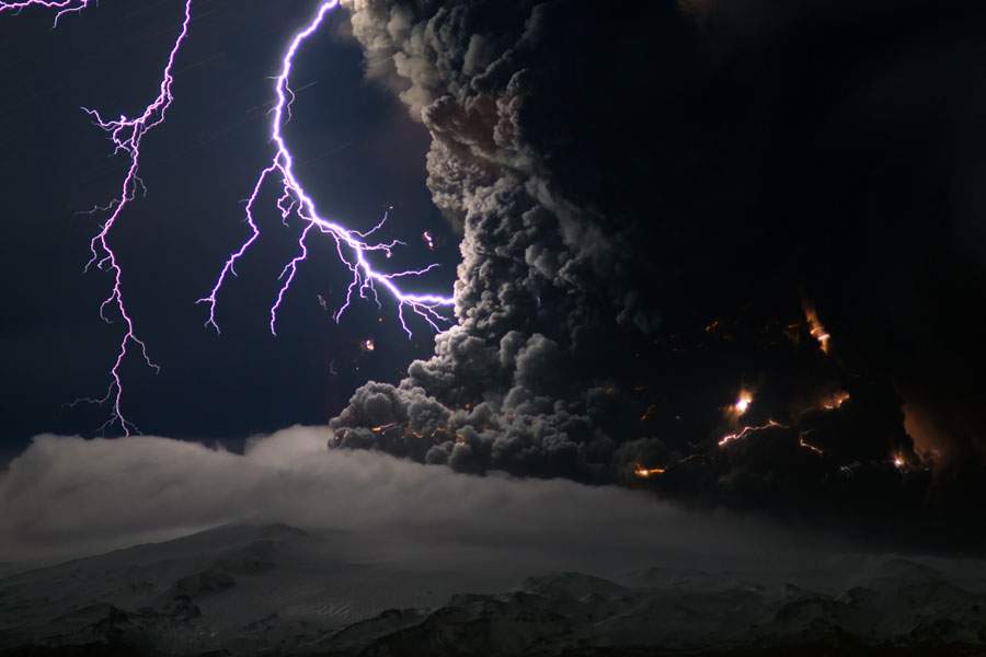 10646996-iceland-volcano-lightning.jpg