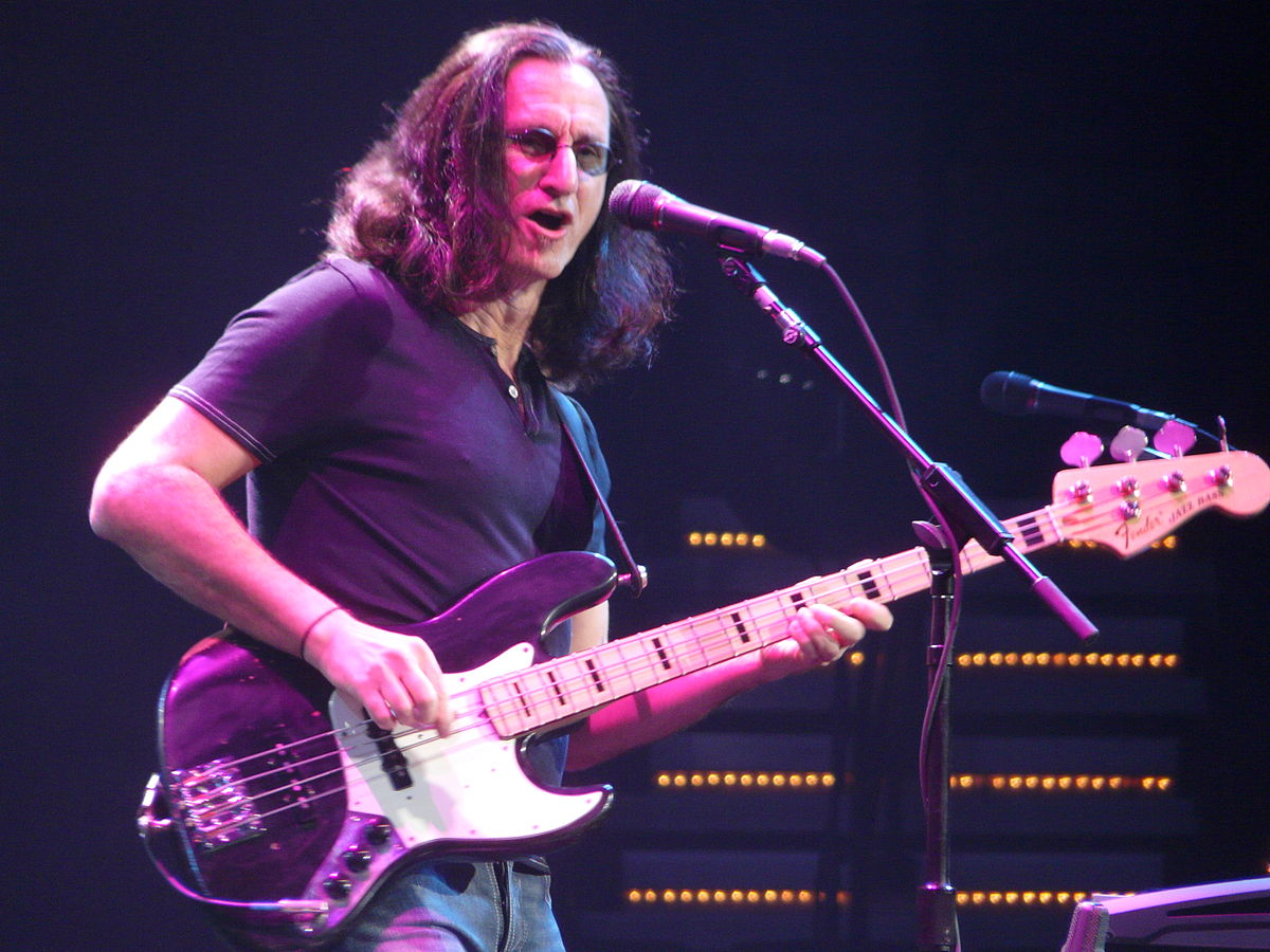 1200px-GeddyLee.jpg