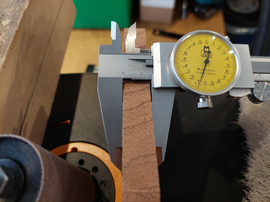 18_headstock_thickness_15mm.jpg