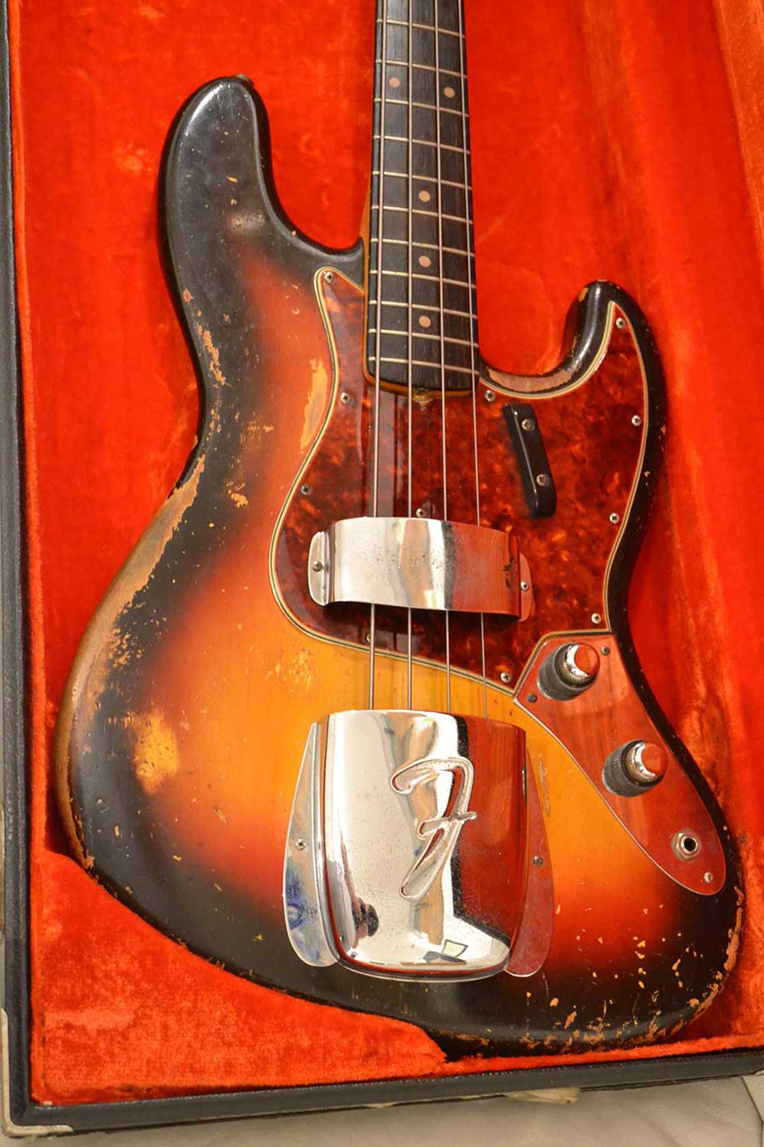 1961_Fender_jazz_Bass_stack_knobs_60842_01.jpg