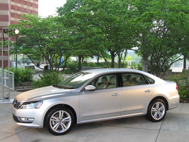 2012_VW_Passat_Front_Drivers_Side_Profile.jpg