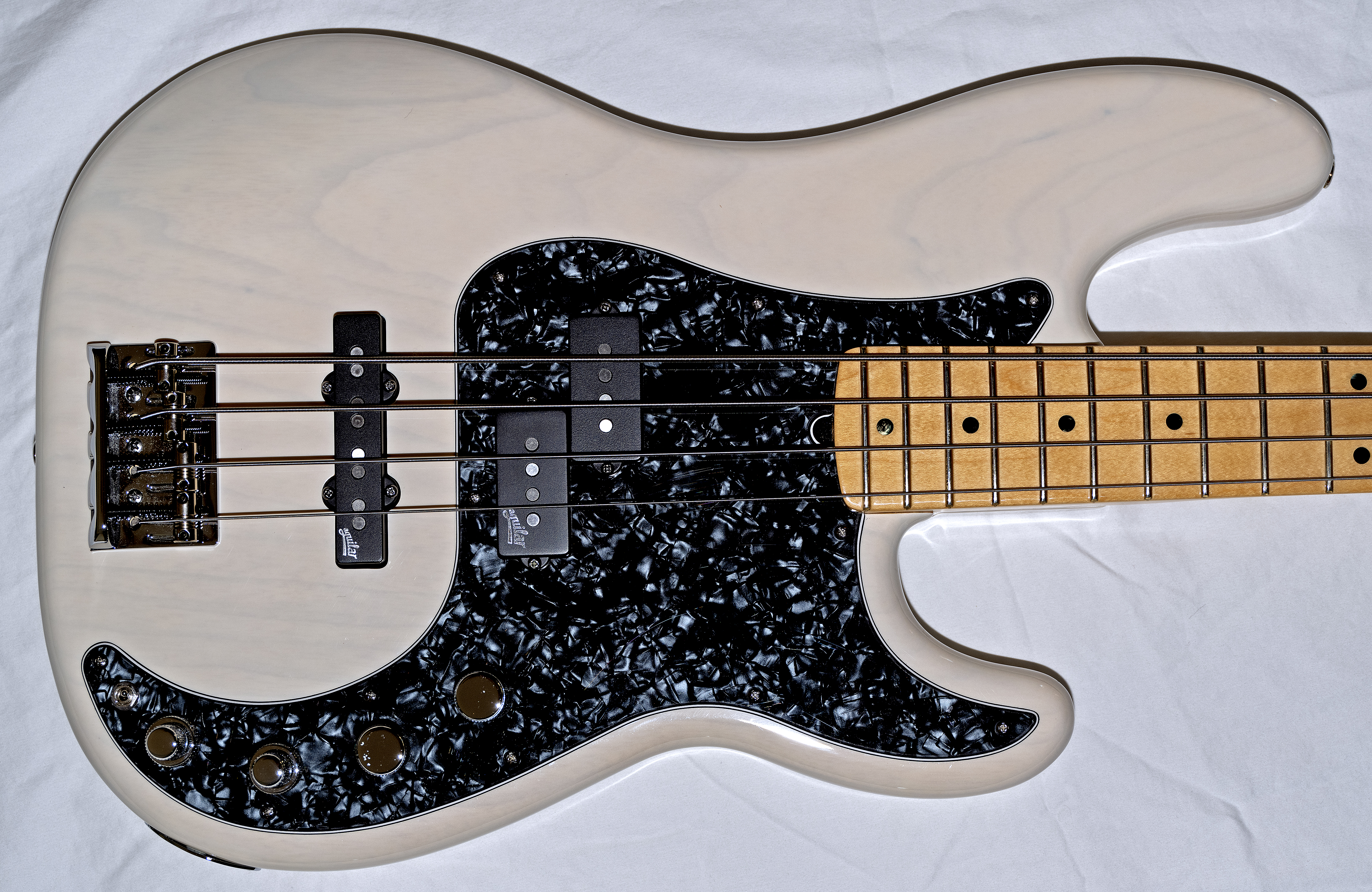 23FenderScheckPBassWhiteBlondeBody45x28.jpeg