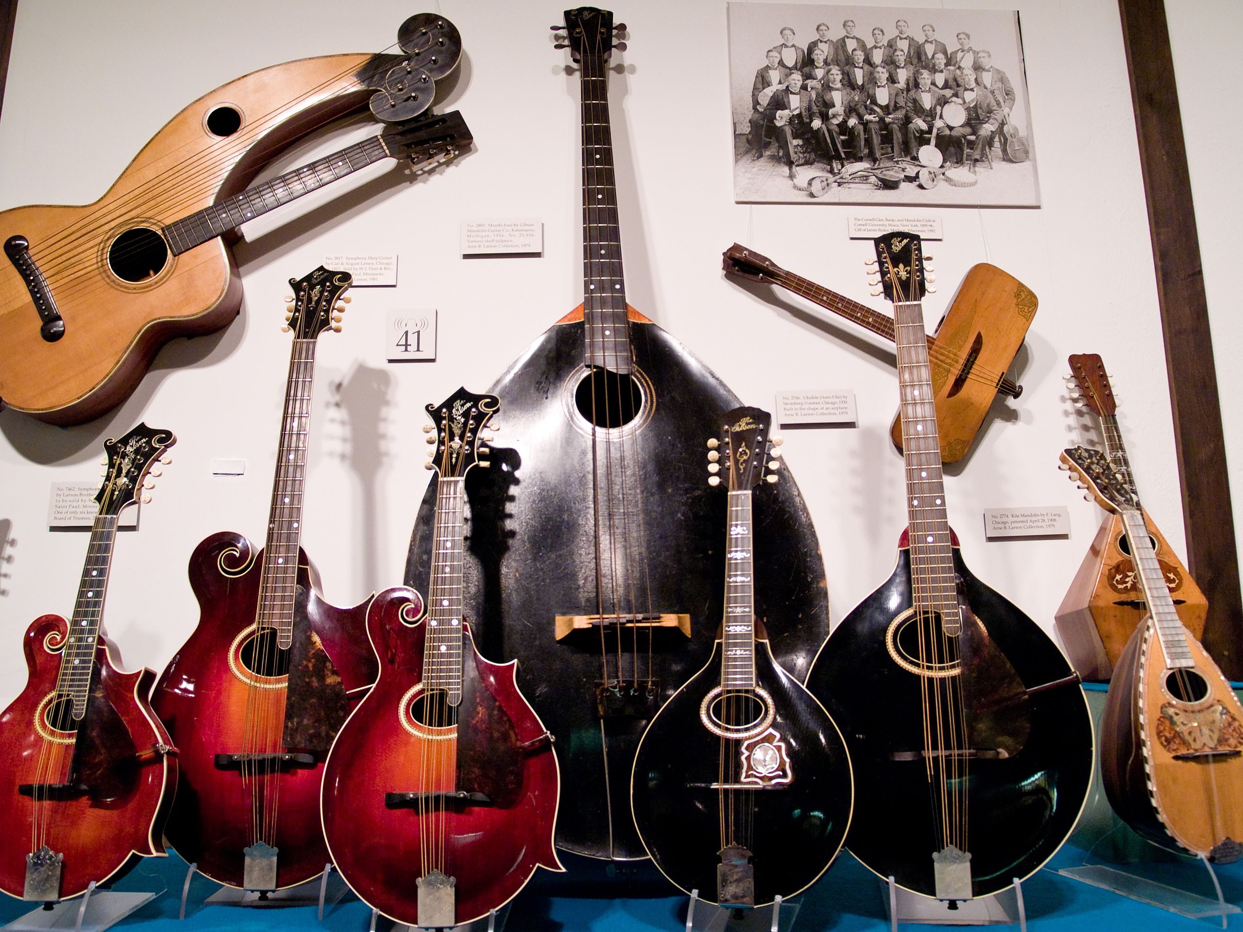 2560px-Gibson_Mandolin_Family%2C_National_Music_Museum%2C_Vermillion%2C_South_Dakota.jpg