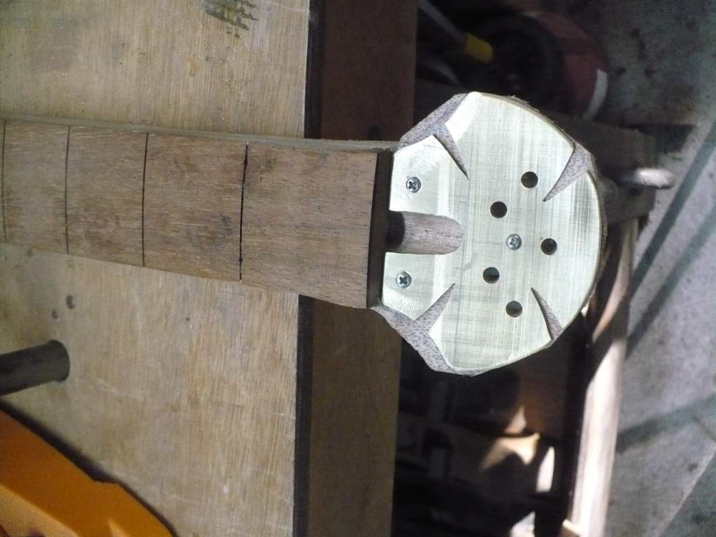 26-headstock.jpg