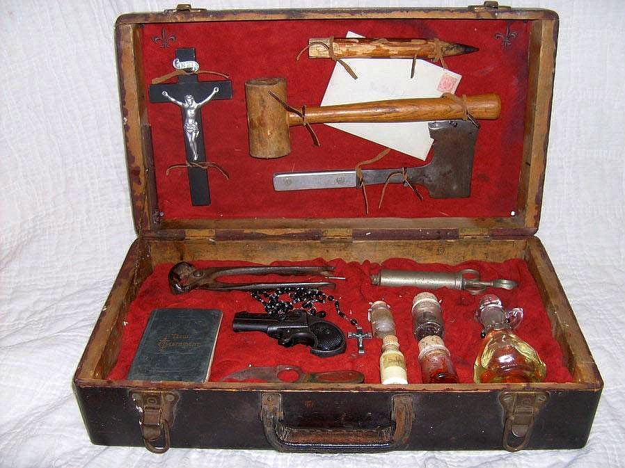 2809591anti-vampire_toolcase.jpg