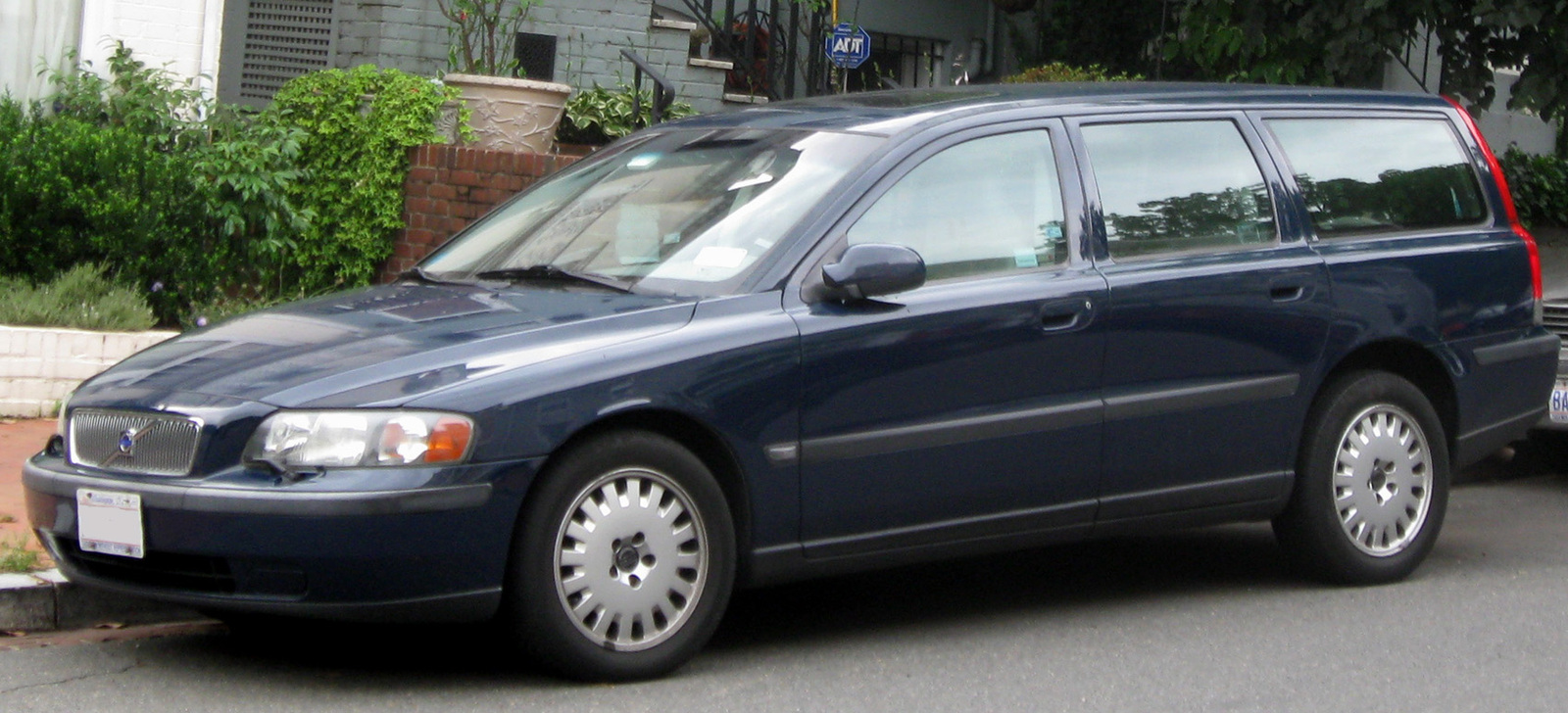 2nd_Volvo_V70.jpg