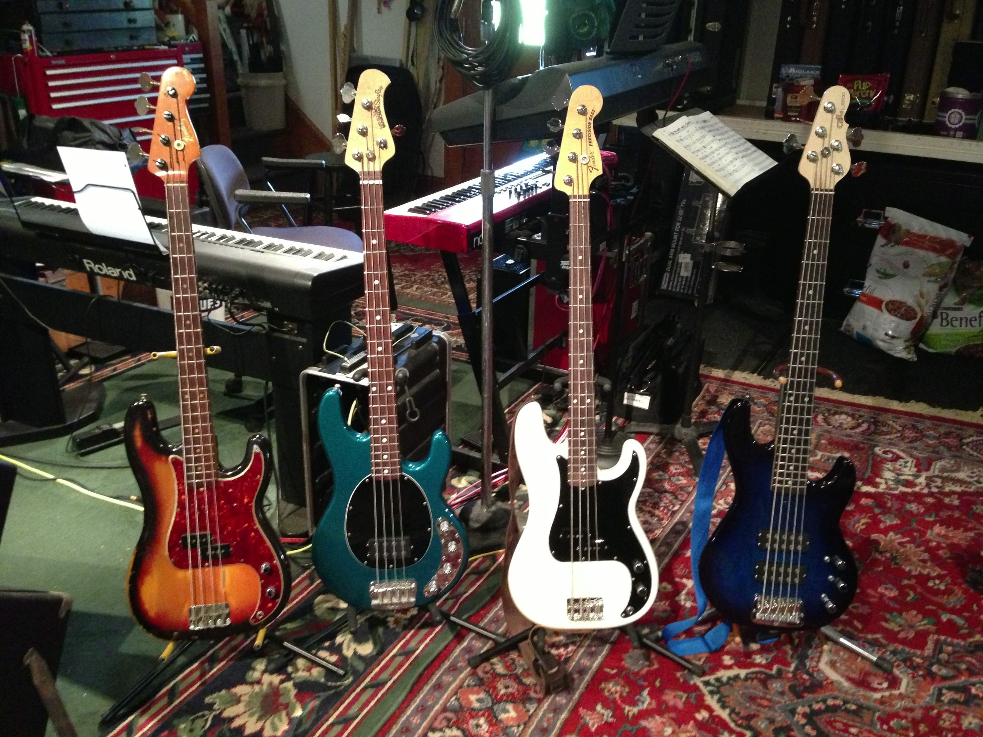 4 basses 2.jpg