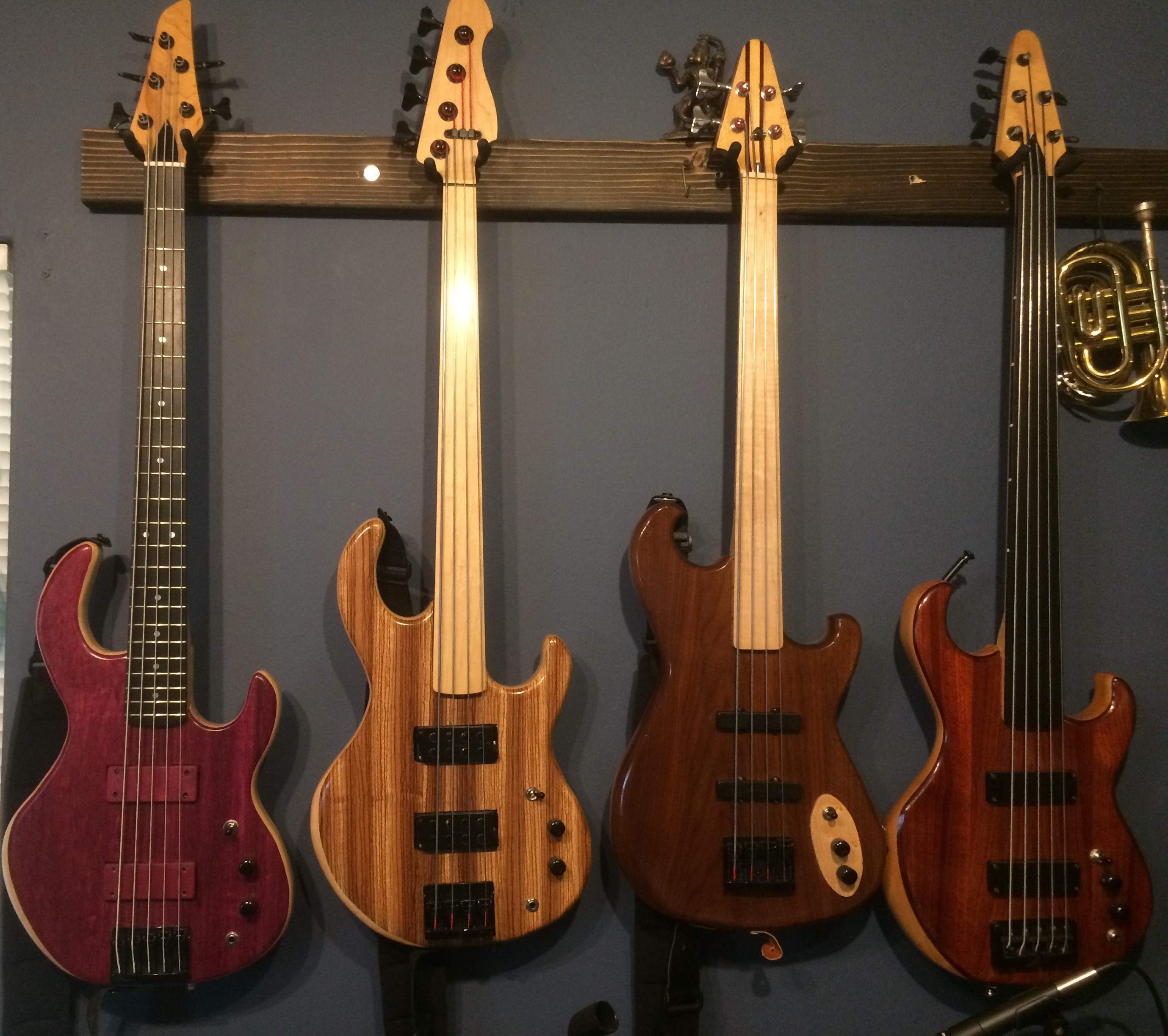 4 basses.jpg