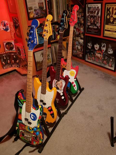 4 basses.jpg