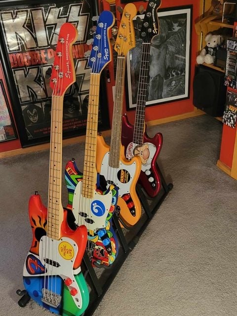 4 basses.jpg