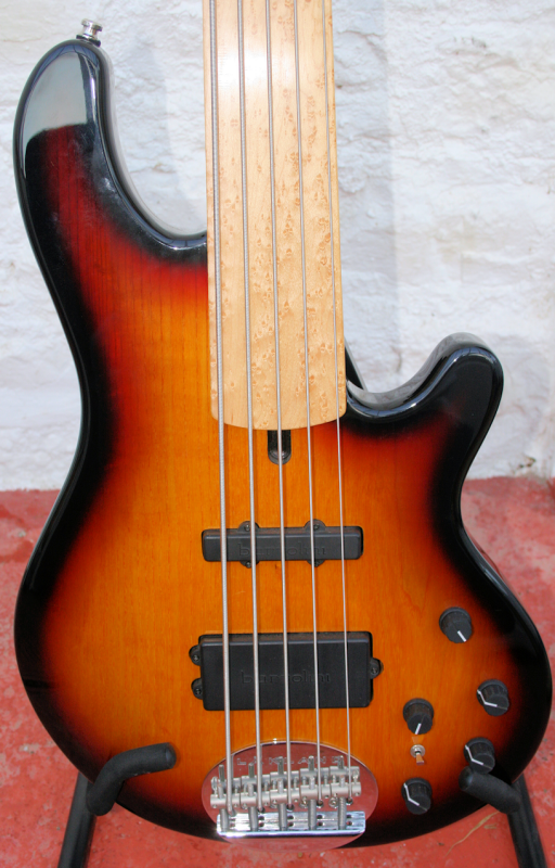 5502-birdseye-maple-fretless.png