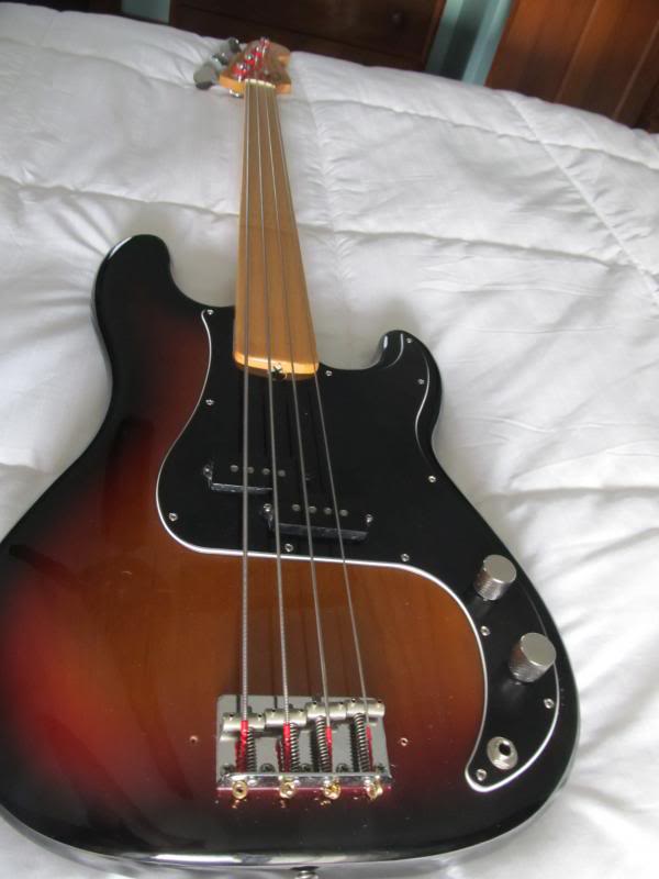 70sfretlessFenderPrecision001.jpg