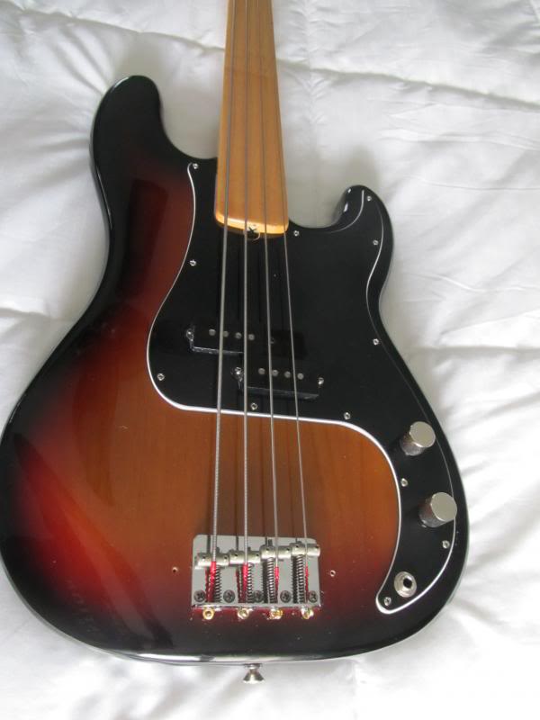 70sfretlessFenderPrecision002.jpg