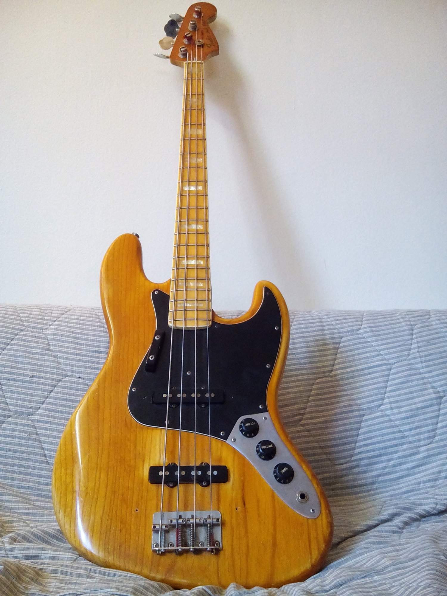 '78jazzbass.jpg