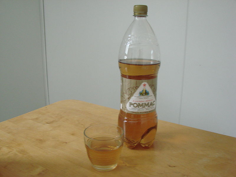 800px-Pommac_plastic_bottle.jpg