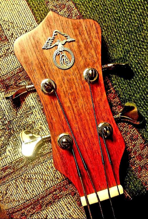 85D3696 (headstock).jpg