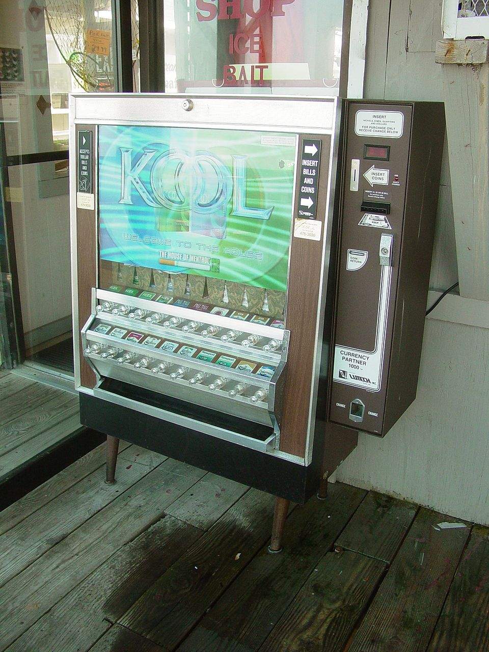 960px-Cigarette_Vending_Machine.jpg