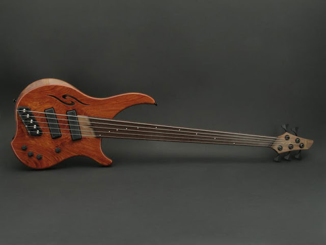 abii5_bubinga_fretless_full_818-unlined.jpg
