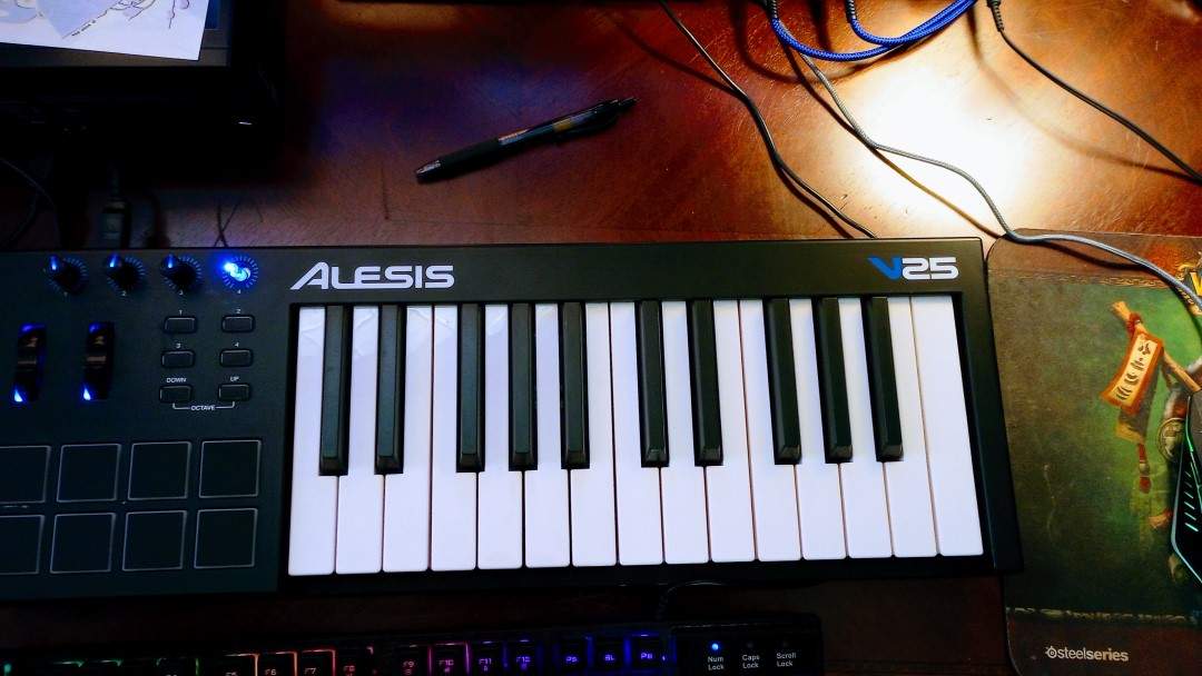 Alesis_V25_MIDI.jpg