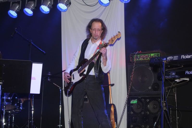 AlienBassPlayer.jpg
