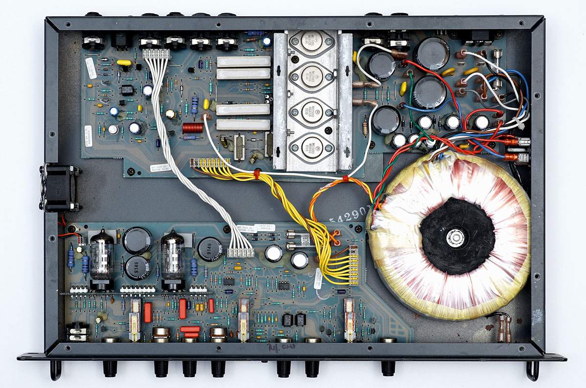 ampeg_b1r_open.jpg