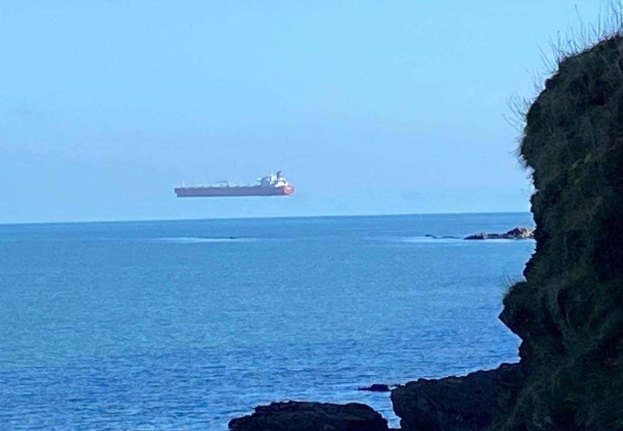 apex-hovering-ship-illusion-01.jpg