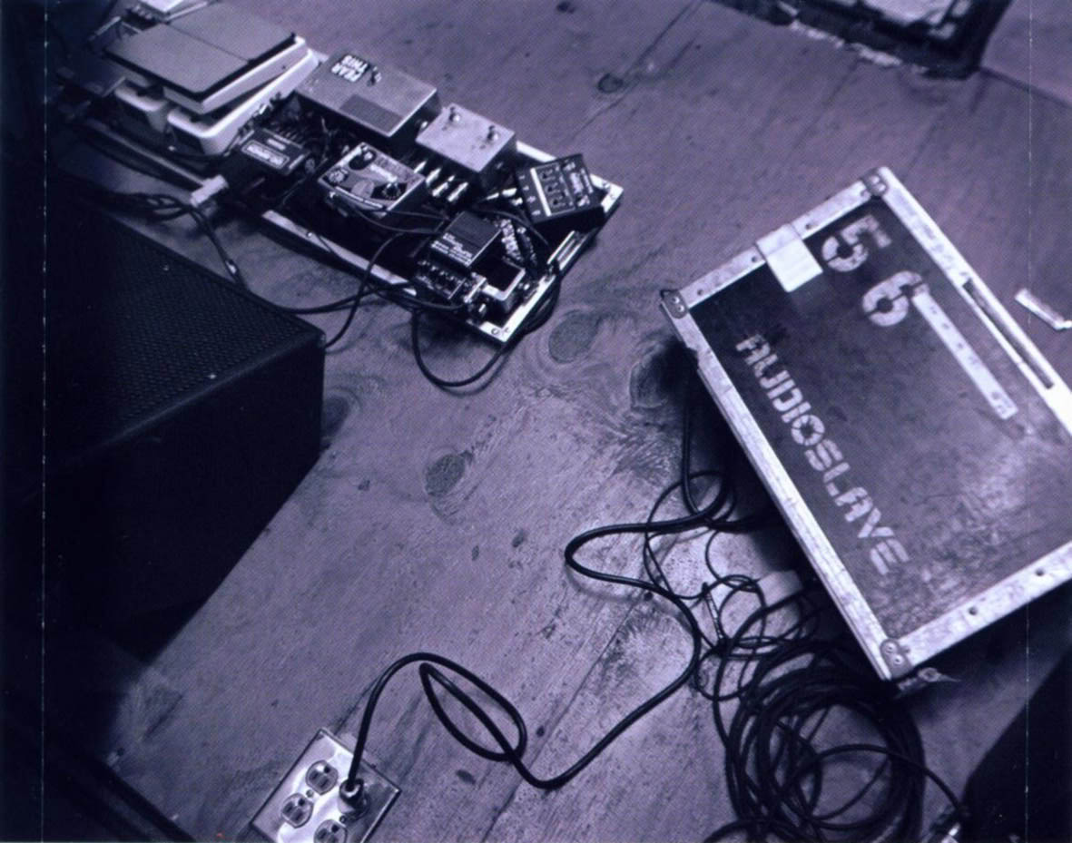 Audioslave-Out_Of_Exile-Interior_Tr.jpg