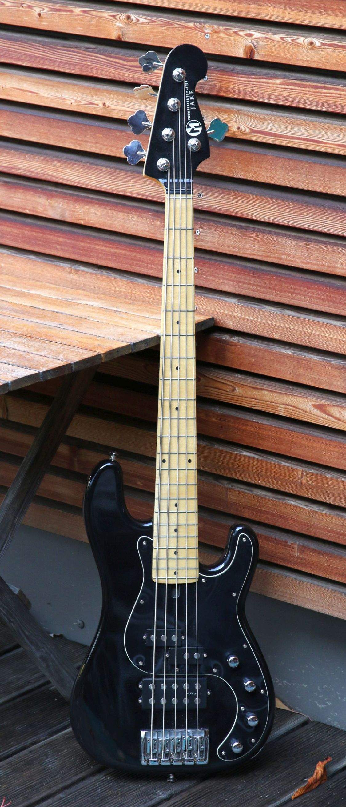 Bässe Nov_2019_Jake5string.jpg