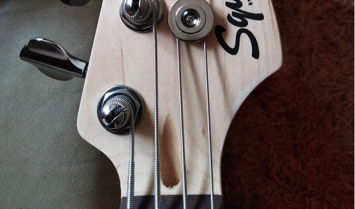 bass lil red mikro strings.jpg