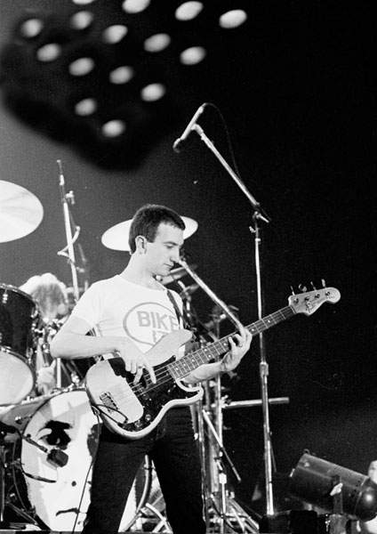Bass_player_queen.jpg