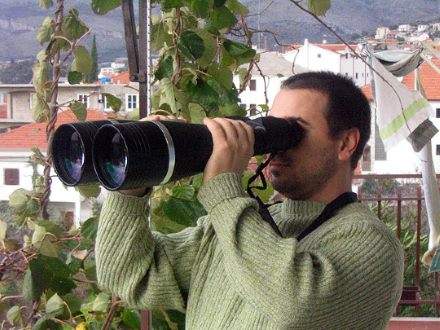 Binoculars_Huge_wiki.jpg