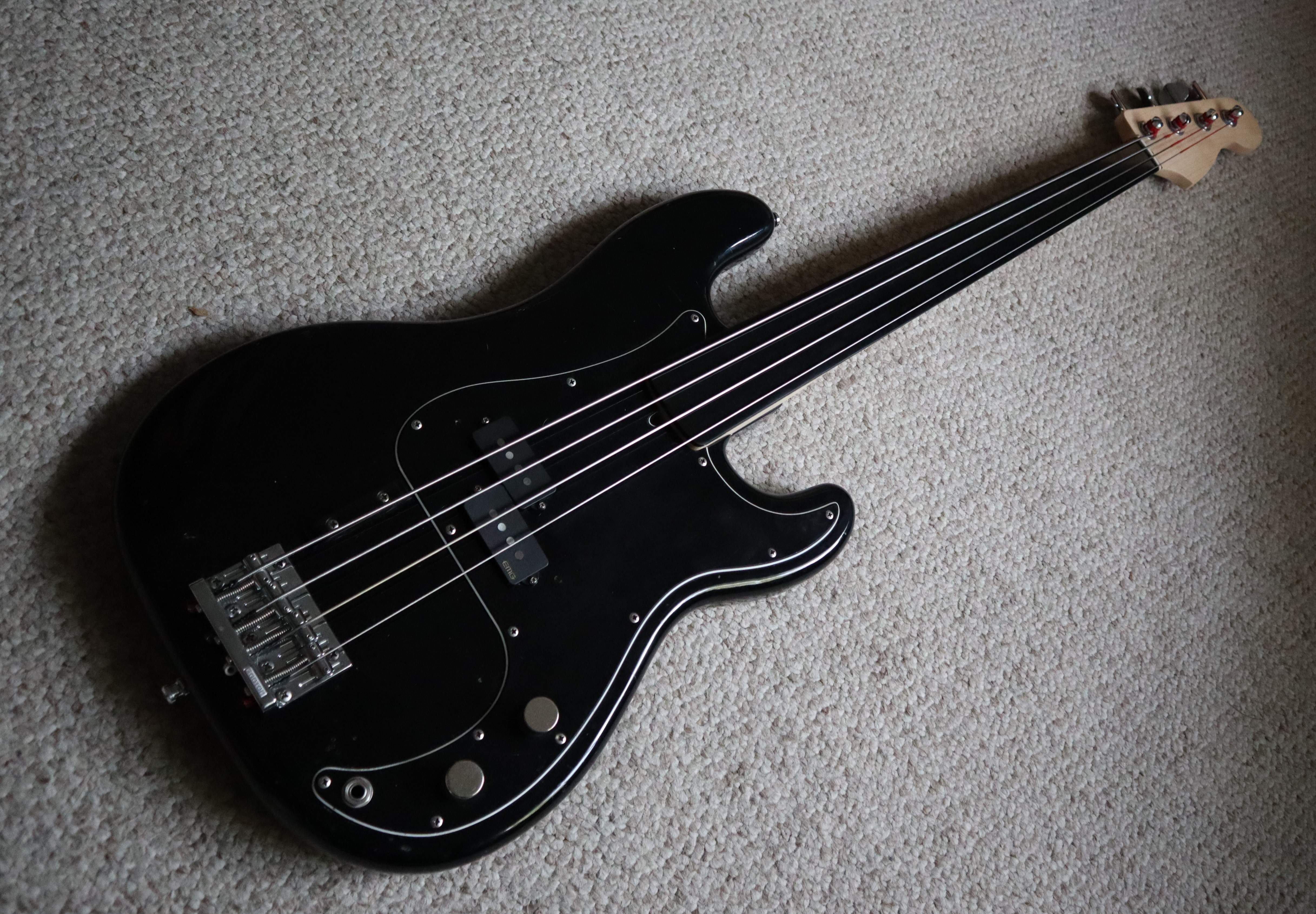 Black Fretless.JPG