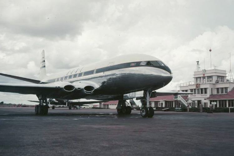 BOAC_Comet_1952_Entebbe.jpg