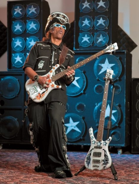 Bootsy-Collins-mit-Warwick-Infinity-e1563447343789.jpg