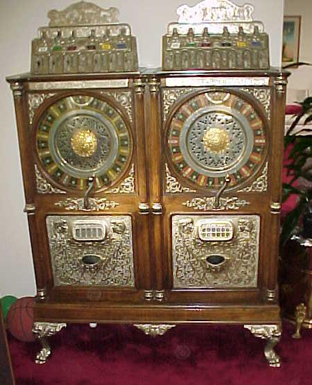Caille_Double_slot_machine_antique.jpg