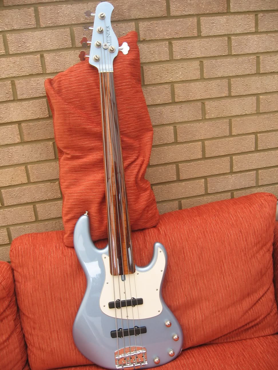 CelinderFretless001.jpg