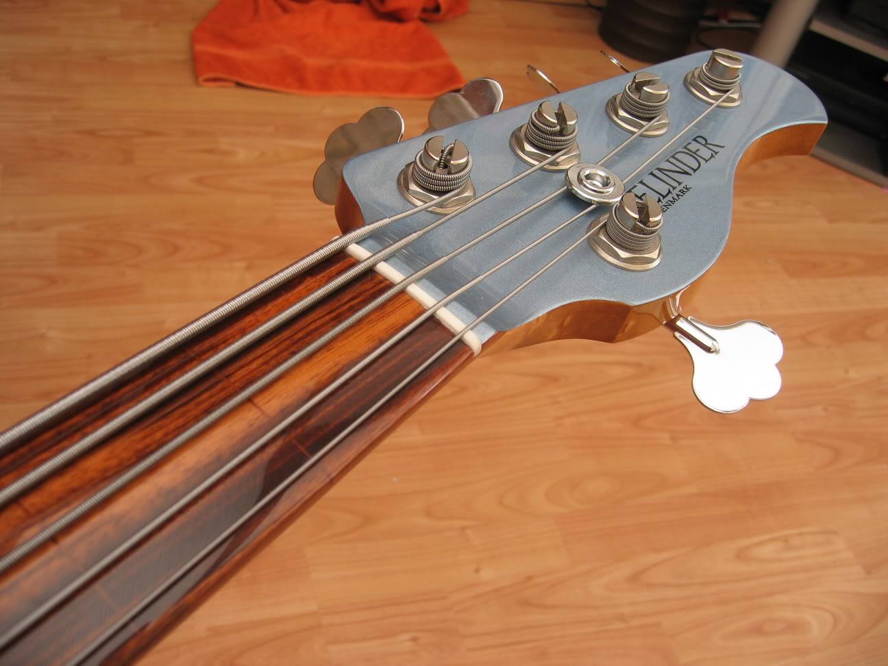 CelinderFretless007.jpg