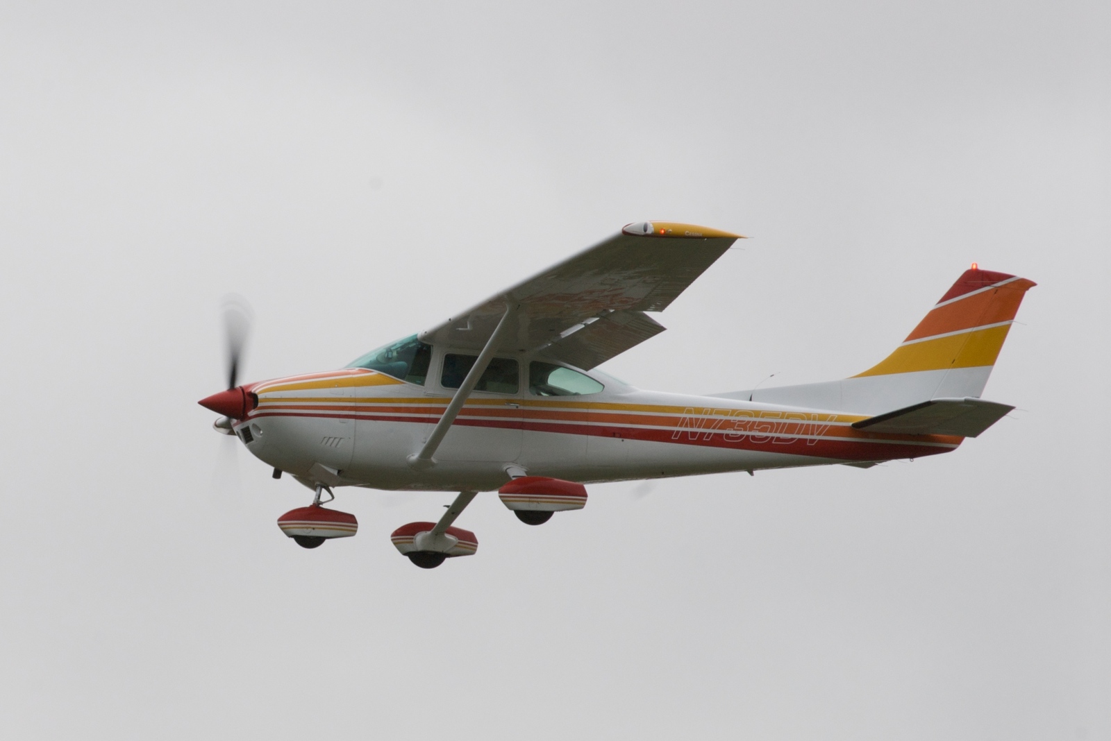 Cessna_182_N735DV.jpg