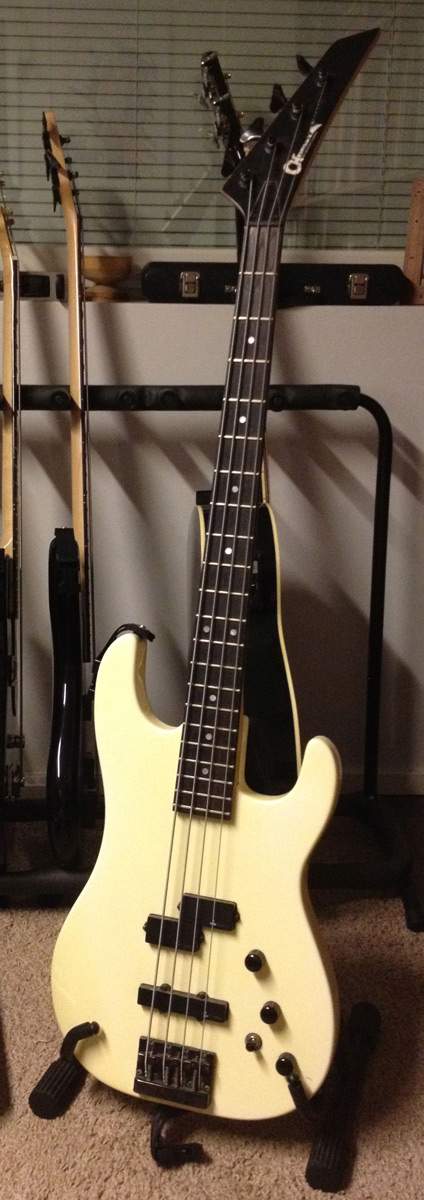 charvel-4b.jpg