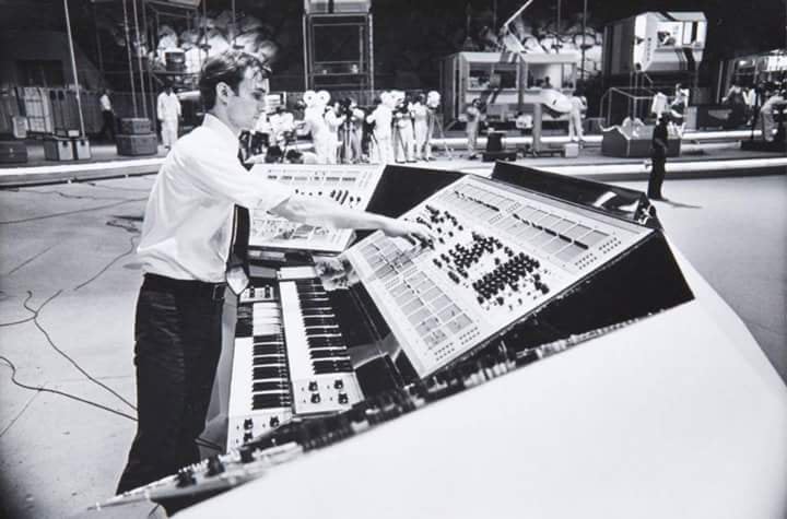 close-encounters-arp-2500.jpg