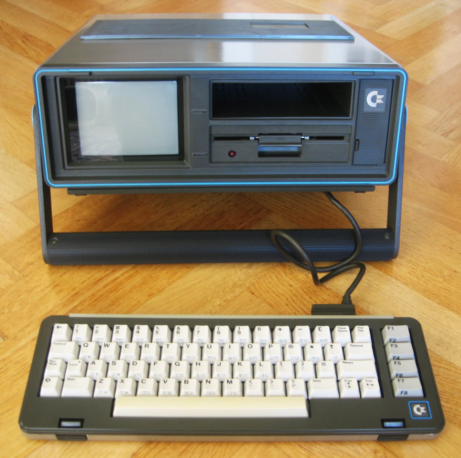 Commodore_SX-64_front_2.jpg