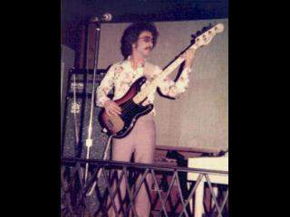 DavePlayingBass1976.jpg