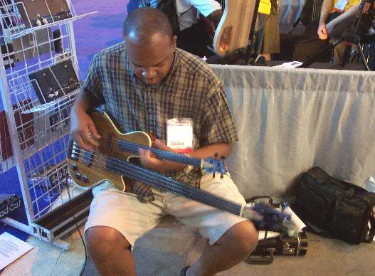 DoubleneckfretlessNAMM2004.jpg