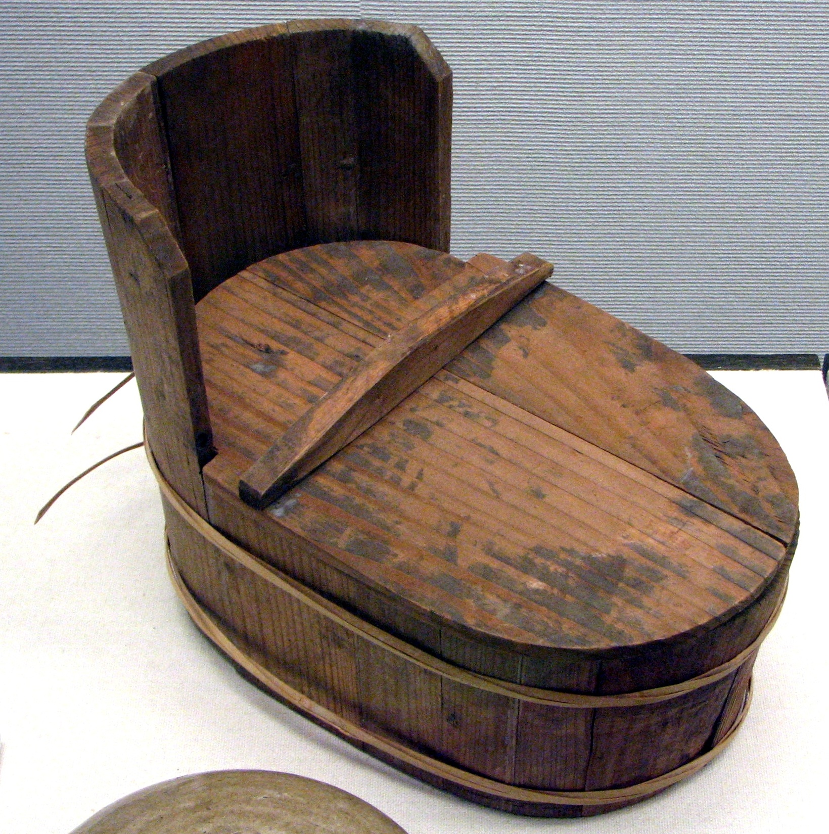 Edo_period_chamber_pot_2.jpg