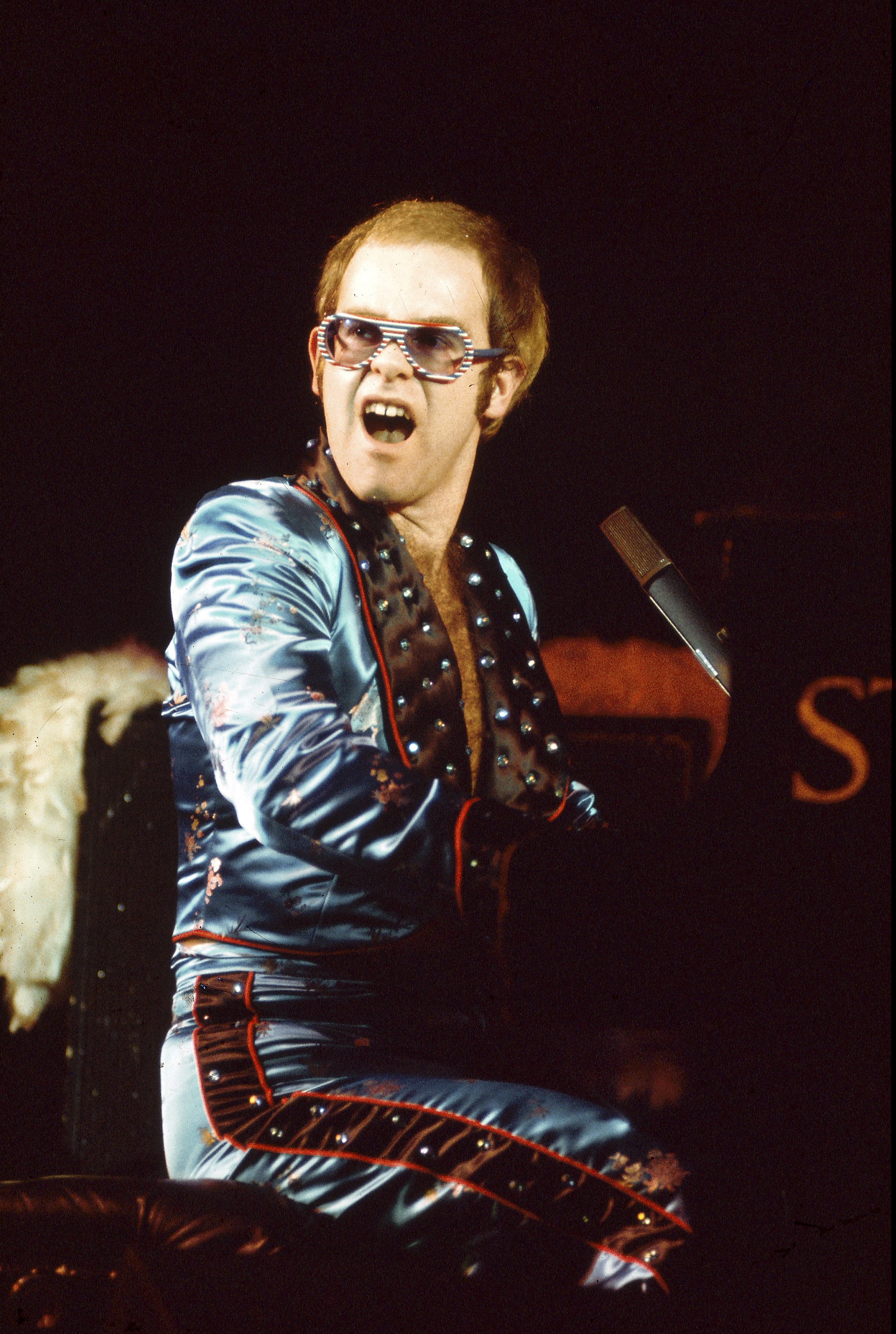 elton-john-1973-performing.jpg